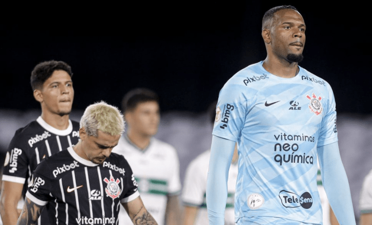 últimos jogos, substituindo o experiente Cássio. Com uma partida segura contra o Cianorte e