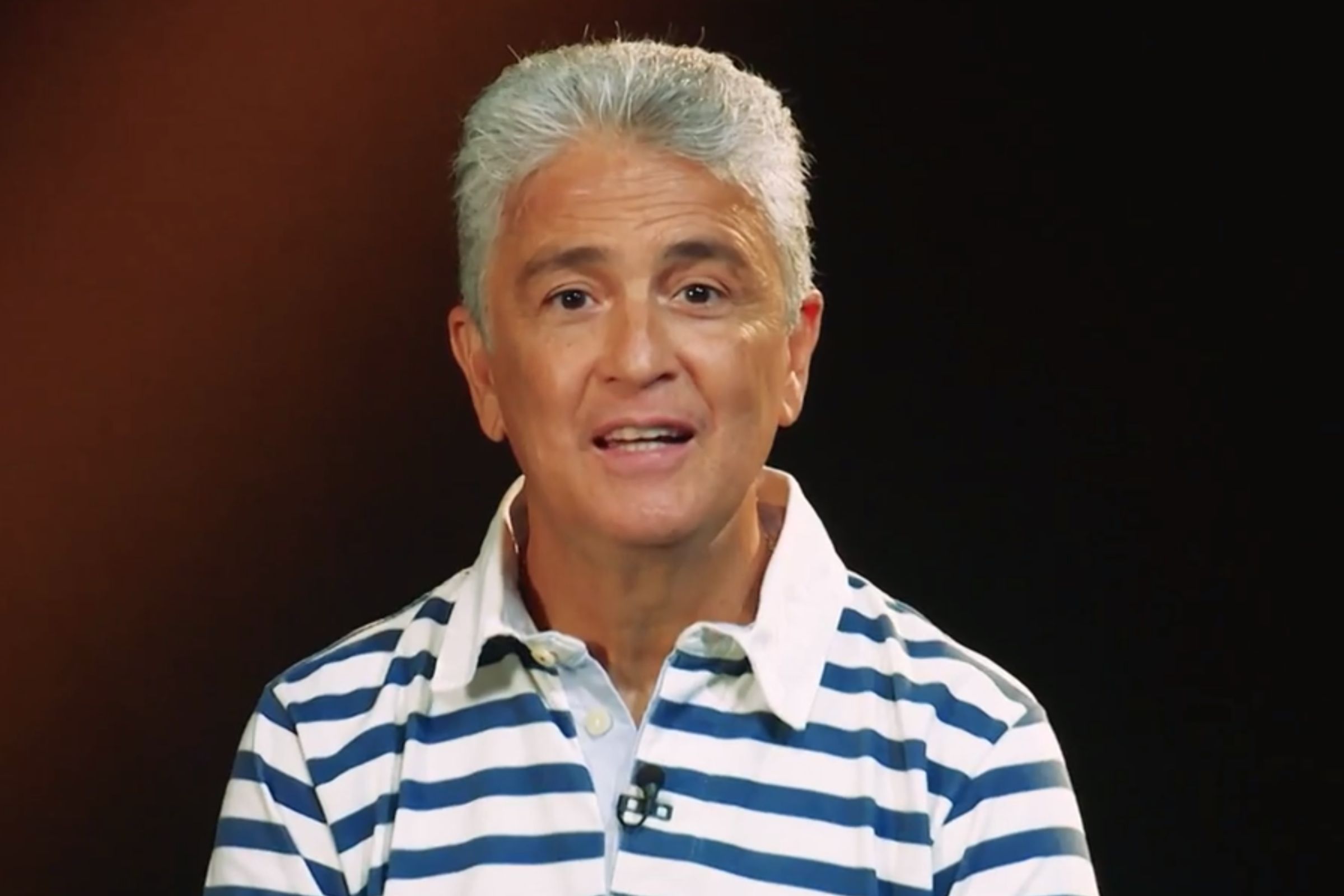 Jogador revela histórias com Ronaldo, Edmundo e Zagallo na Copa de 1998, fala sobre desafios ao mudar do Flamengo para o Vasco e reflete sobre sua relação com Romário: "O tempo voa"