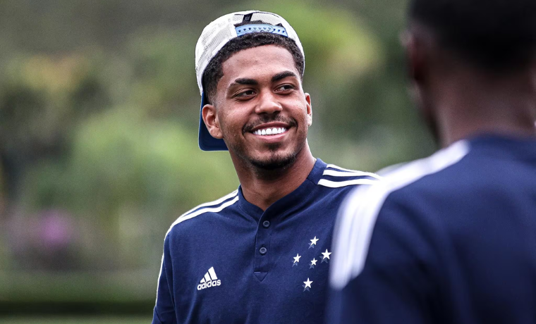 O Cruzeiro está negociando o empréstimo do zagueiro Ruan Santos ao Vila Nova-GO, buscando oferecer ao