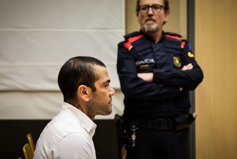 Defesa de Daniel Alves trabalha por liberdade até o fim de março, diz jornal