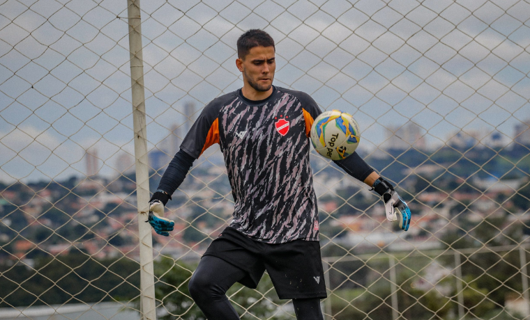 Na manhã desta segunda-feira (26), durante o aquecimento do treino, o goleiro titular do Vila Nova, Dênis