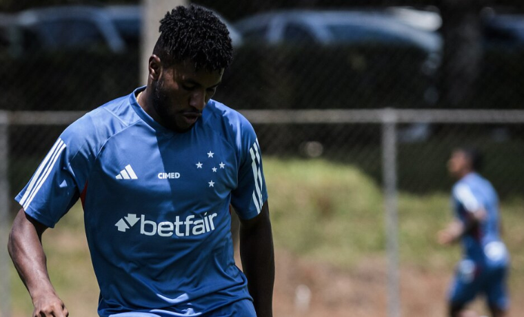 José Cifuentes, novo reforço do Cruzeiro, compartilha sua jornada de superação, desde sair de casa aos dez