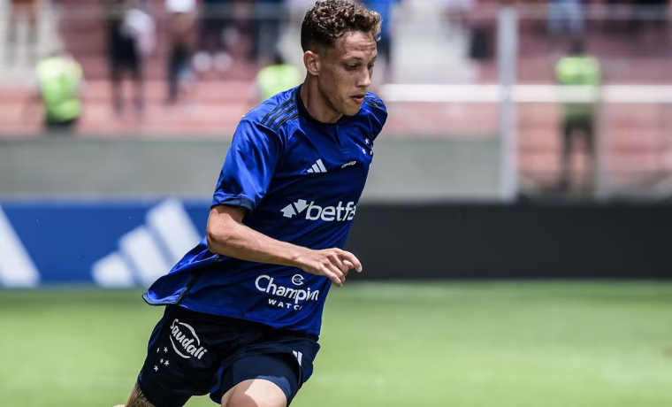 O Goiás Esporte Clube está prestes a receber dois novos talentos em suas fileiras. Ian Luccas, jovem volante vindo do Cruzeiro, e Ángelo Rodríguez, experiente atacante colombiano, têm a possibilidade de estrear no Campeonato Goiano. Ian Luccas: Juventude e Potencial Aos 21 anos, Ian Luccas traz consigo uma promissora trajetória no futebol brasileiro. Proveniente do Cruzeiro, onde se destacou nas categorias de base e teve oportunidades no time profissional, o volante chega ao Goiás por empréstimo até o término da Série B. Sua chegada promete reforçar o meio-campo do Verdão, adicionando vitalidade e qualidade técnica à equipe. Ángelo Rodríguez: Regularização Concluída Após superar questões burocráticas, Ángelo Rodríguez teve sua regularização finalizada e está apto para entrar em campo pelo Goiás. O atacante colombiano, de 34 anos, traz consigo uma vasta experiência e um impressionante histórico de gols. Sua presença no time promete aumentar a eficiência do setor ofensivo, oferecendo uma opção valiosa para o técnico Zé Ricardo. Estreia no Horizonte Com a chegada iminente de Ian Luccas e a regularização de Ángelo Rodríguez, a expectativa é alta para a estreia desses reforços no Goianão. O técnico Zé Ricardo já demonstrou interesse em contar com ambos para os próximos confrontos, e os torcedores esmeraldinos aguardam ansiosamente para ver os novos jogadores em ação. A Jornada Começa Agora Para Ian Luccas e Ángelo Rodríguez, a oportunidade de defender as cores do Goiás representa o início de uma nova jornada. Com talento, determinação e o apoio da torcida, eles estão prontos para fazer história no clube e contribuir para alcançar os objetivos na temporada de 2024.