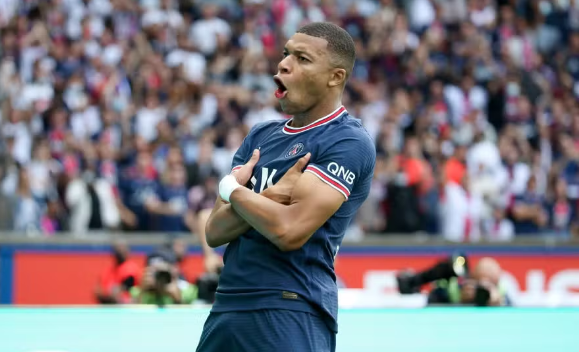 Resumo: Kylian Mbappé parece destinado a deixar o PSG no final da temporada, com até o governo francês se despedindo do jogador, cuja saída é considerada inevitável.