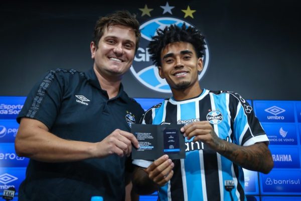 Du Queiroz, recém-chegado ao Grêmio por empréstimo do Zenit, é oficialmente apresentado após o treino desta sexta-feira.