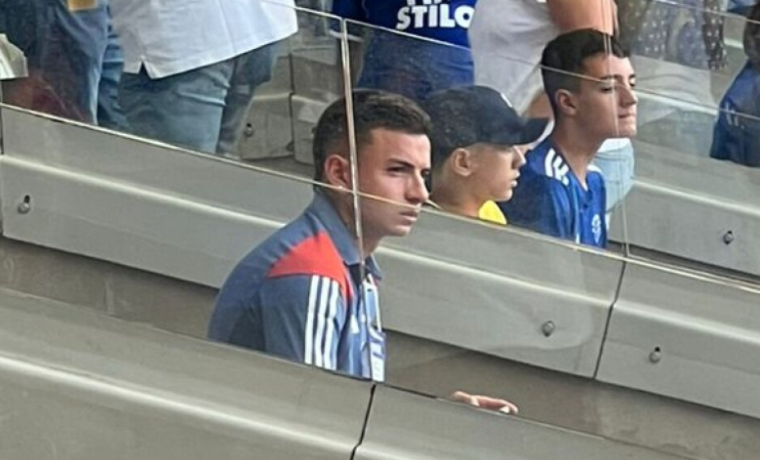 O recém-anunciado atacante argentino, Álvaro Barreal, fez sua primeira aparição no Mineirão neste sábado (2), acompanhando