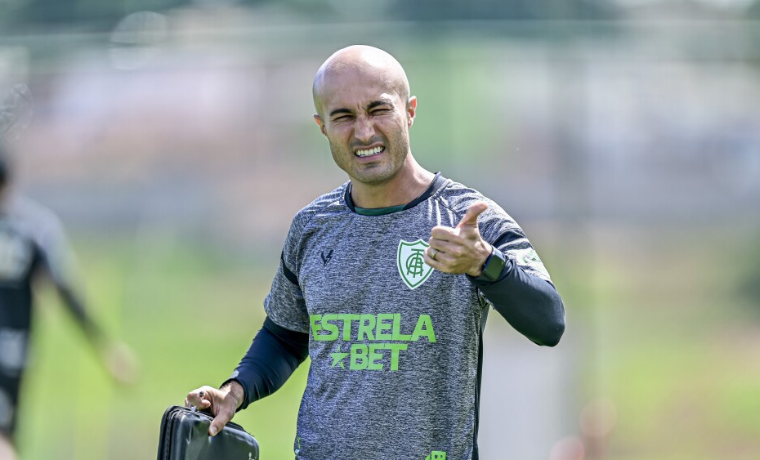 O América traz uma surpresa para o clássico contra o Atlético, com a inclusão do meia Matheusinho no time titular, revela a