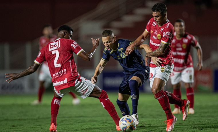 O Vila Nova sofreu uma derrota surpreendente para o Aparecidense por 2x0, em um jogo repleto de reviravoltas. Descubra