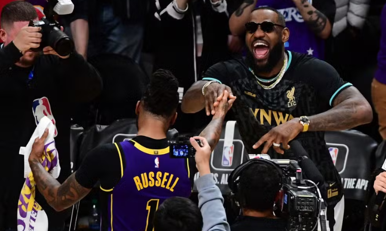 D'Angelo Russell Brilha com Atuação Histórica na Vitória dos Lakers sobre os Bucks 3 CAPA PLACAR ESPORTIVO 13 2