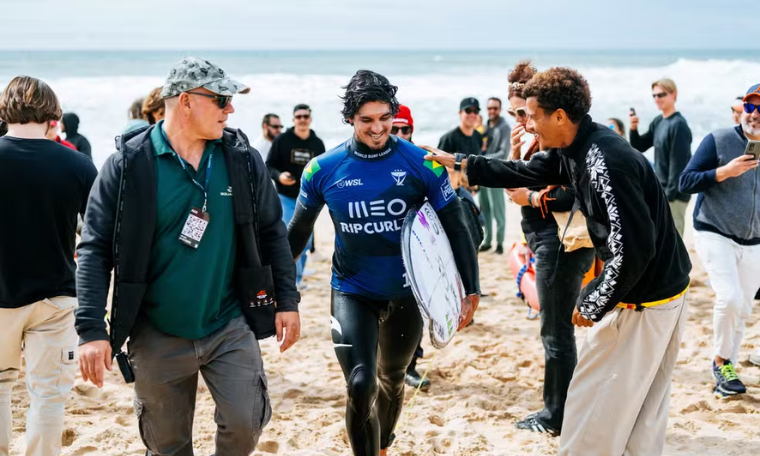 Gabriel Medina lidera brasileiros em vitória na terceira etapa do Circuito Mundial de Surfe em Peniche, Portugal 1 CAPA PLACAR ESPORTIVO 2 3