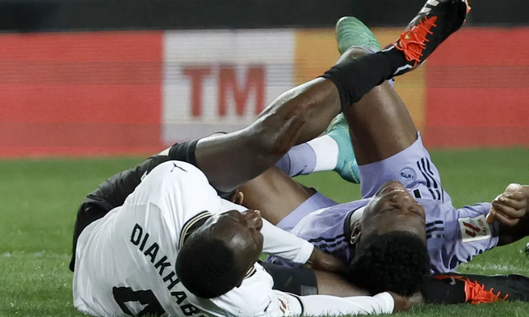 Diakhaby sofre grave lesão durante partida contra o Real Madrid e pode ficar até um ano sem jogar 1 CAPA PLACAR ESPORTIVO 25