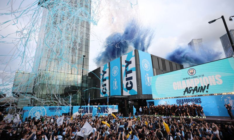 Manchester City vence o Derby e pinta a cidade de Azul-Claro 2 CAPA PLACAR ESPORTIVO 28