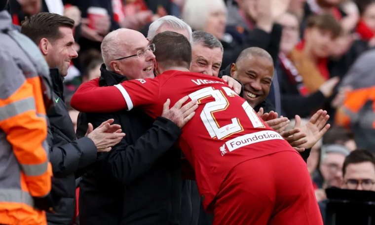 Partida comemorativa em Anfield homenageia Sven-Goran Eriksson, ícone do futebol 1 CAPA PLACAR ESPORTIVO 79