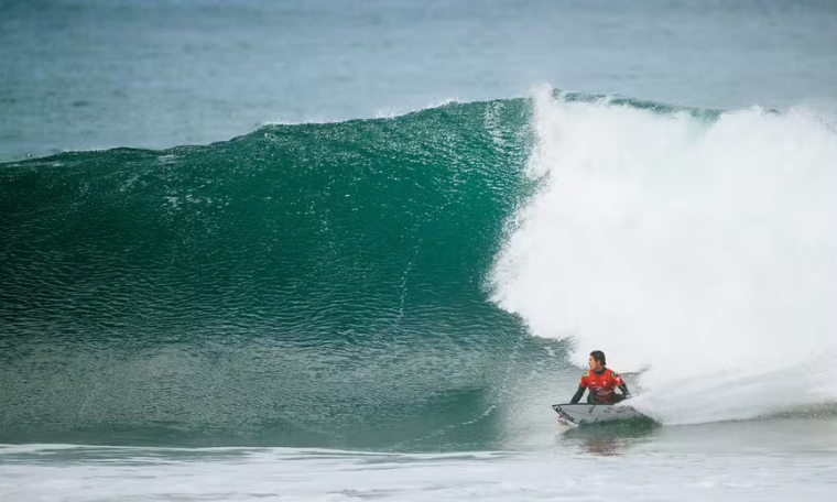 Gabriel Medina é surpreendido por admirador e é eliminado em Bells Beach 1 CAPA PLACAR ESPORTIVO 94