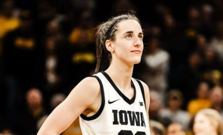 A jovem armadora Caitlin Clark faz história ao superar um recorde que perdurava há mais de 50 anos no basquete universitário