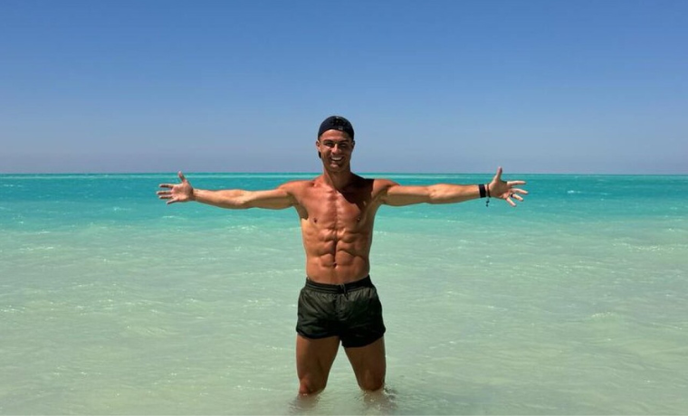 Cristiano Ronaldo Desfruta de Momentos em Família em Resort de Luxo na Arábia Saudita 1 O astro português Cristiano Ronaldo aproveita sua folga da Seleção Portuguesa em um luxuoso resort à beira-mar na Arábia