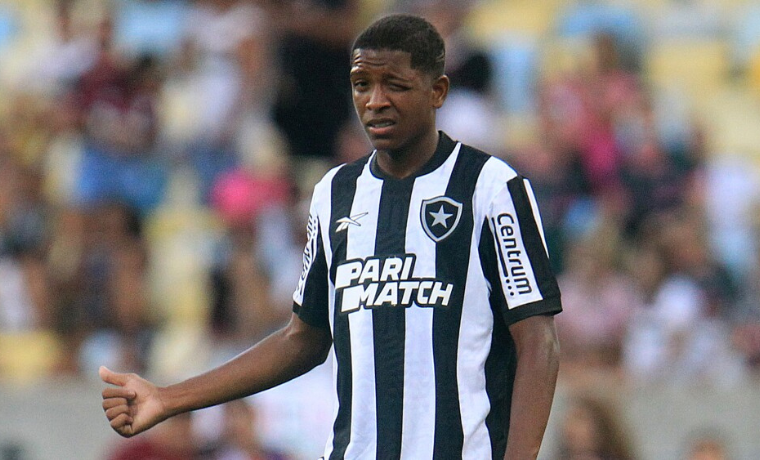 O jovem Yarlen, aos 18 anos, viveu um momento inesquecível ao fazer sua estreia pelo time profissional do Botafogo durante o