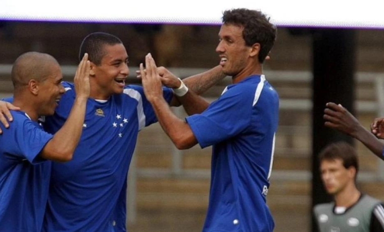 Wellington Paulista, ex-artilheiro do Cruzeiro, surpreende ao acertar com o Pérola Futebol Clube, equipe de futebol de várzea