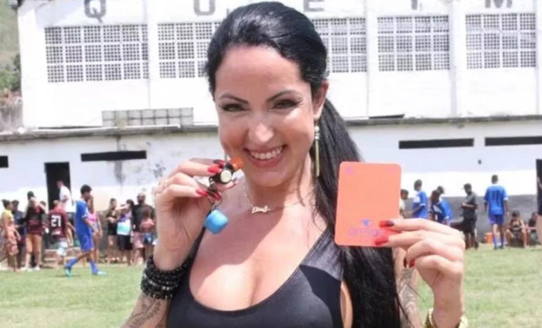 Elisa Sanches, conhecida por sua carreira como atriz pornô, revelou recentemente sua decisão de mudar de profissão e seguir