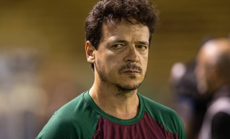 Técnico Renomado Enfrenta Obstáculos em Confrontos Decisivos