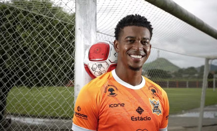 Flamengo Reforça Ataque com Contratação de Carlinhos 1 O Flamengo assegura a contratação do atacante Carlinhos, proveniente do Nova Iguaçu, para fortalecer o seu elenco. A