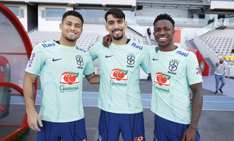 A Seleção Brasileira se prepara para enfrentar a Inglaterra em um confronto crucial, e a presença destacada de João Gomes,