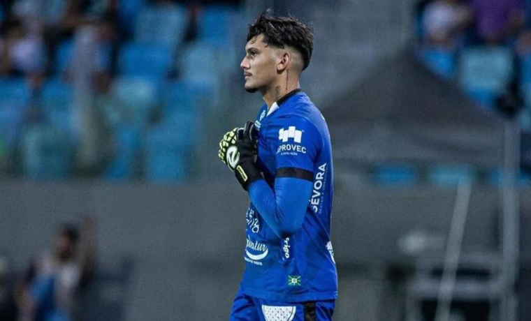 Goleiro Léo do Goiânia Responde Provocações nas Redes Sociais; Atlético-GO Alimenta Rivalidade 1 Após brilhar nos confrontos contra o Goiás, o goleiro Léo, do Goiânia, não se conteve diante das provocações e respondeu à