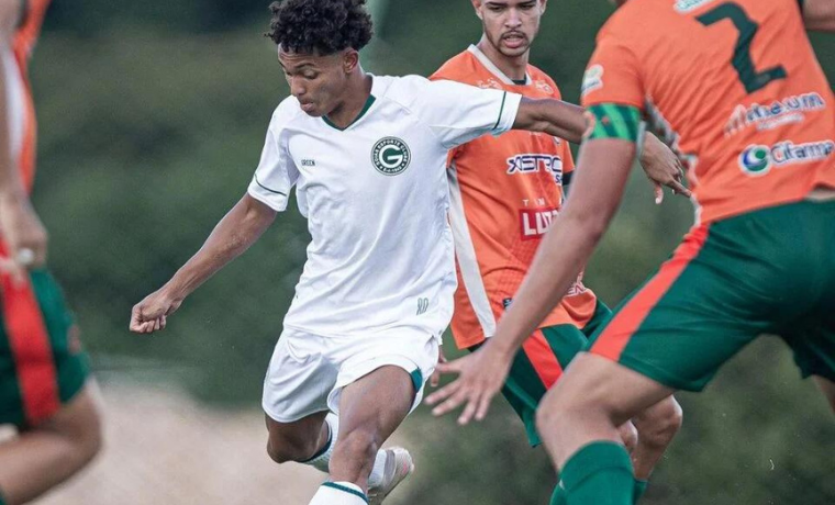 Halerrandrio destaca importância do foco após vitória e mira próximo desafio pelo Goiás 1 O jovem atacante Halerrandrio, do Goiás, ressalta a necessidade de manter o foco após a recente goleada e já projeta o próximo