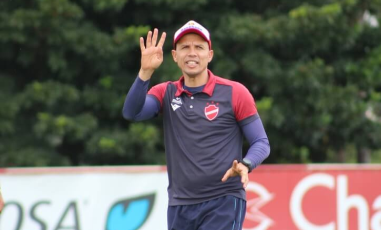 O técnico Higo Magalhães definiu a equipe do Vila Nova para o confronto crucial contra o Goianésia, visando garantir a vaga na