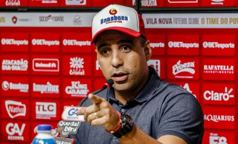 O presidente do Vila Nova, Hugo Jorge Bravo, discute a recente mudança no comando técnico do clube, destacando a
