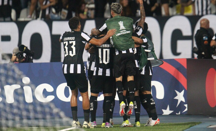 Atacante marca dois golaços e coloca o Glorioso em vantagem no confronto pela fase de grupos