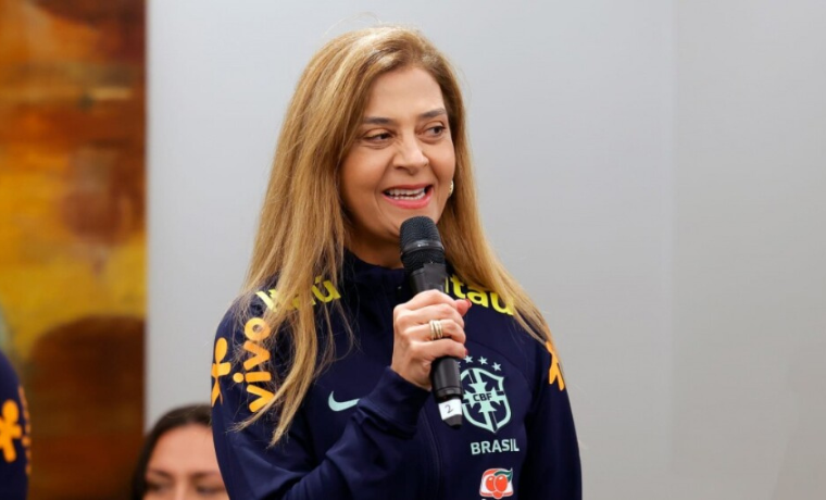 Leila Pereira, figura proeminente no futebol brasileiro como presidente do Palmeiras, quebra barreiras ao assumir a chefia da