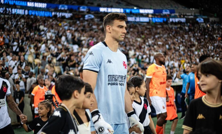 A convocação de Léo Jardim para a Seleção Brasileira marca um momento excepcional em sua carreira, enquanto ele se destaca