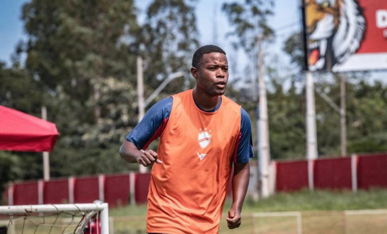 O Vila Nova enfrenta uma possível ausência crucial em seu elenco para o aguardado clássico contra o Goiás na Copa Verde.