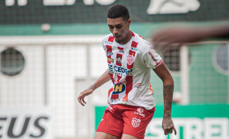 O jovem zagueiro Alex Paulino, do Villa Nova, compartilha sua experiência e ambições em seu segundo ano como jogador