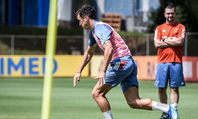 Nicolás Larcamón, técnico do Cruzeiro, elucidou a ausência do atacante argentino Juan Dinenno na escalação inicial contra o