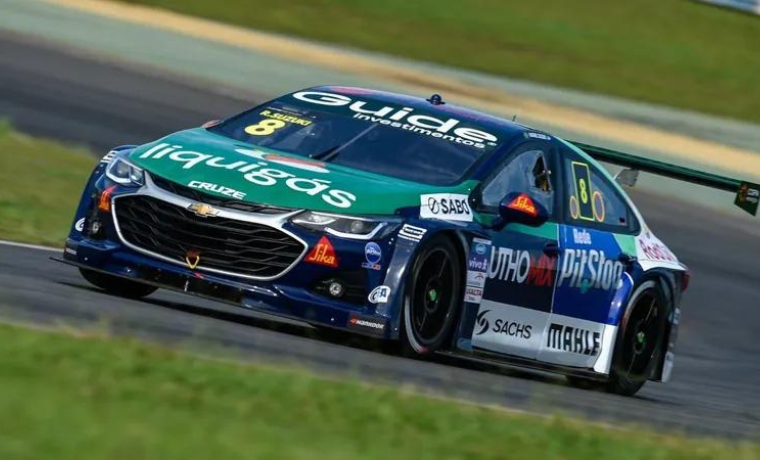 Rafael Suzuki brilha e vence a corrida sprint da Stock Car em Goiânia, enquanto a emoção se prepara para a prova principal! 1 A primeira corrida da temporada da Stock Car agitou os fãs neste sábado (2), com Rafael Suzuki conquistando a vitória na