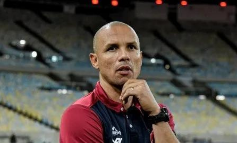 O Vila Nova toma uma decisão drástica ao demitir Higo Magalhães de seu cargo de treinador. Descubra os motivos por trás dessa mudança e o impacto que isso pode ter no futuro da equipe.