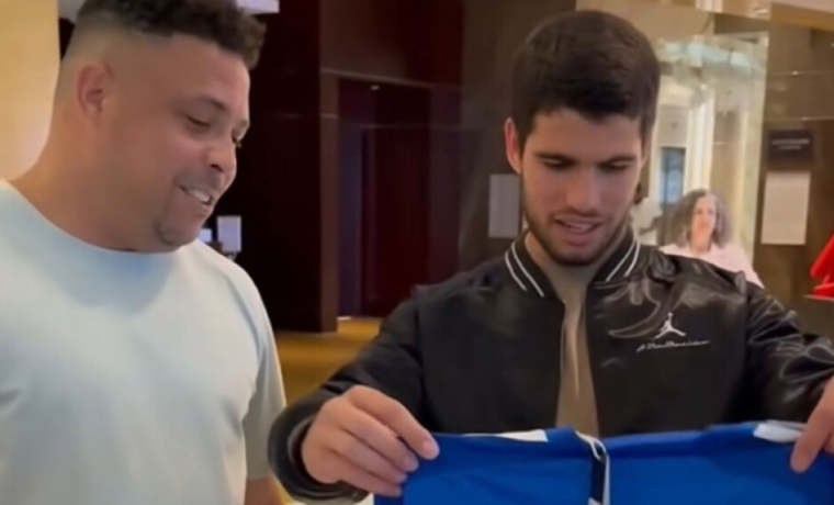 O ícone do futebol, Ronaldo, surpreende ao presentear o renomado tenista espanhol Carlos Alcaraz com uma camisa do