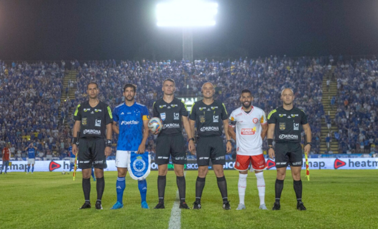 O músico e fervoroso torcedor do Cruzeiro, Samuel Rosa, não poupou críticas à arbitragem do embate contra o Tombense. O