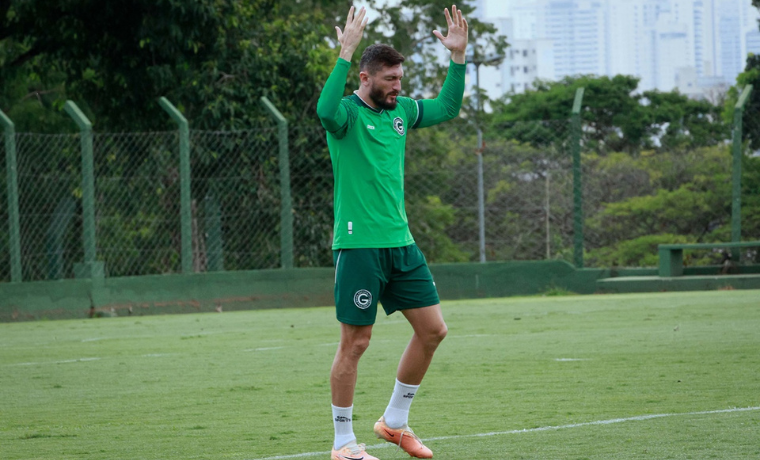 O lateral Sander, do Goiás, compartilha sua perspectiva sobre o confronto iminente com o Vila Nova na Copa Verde, destacando