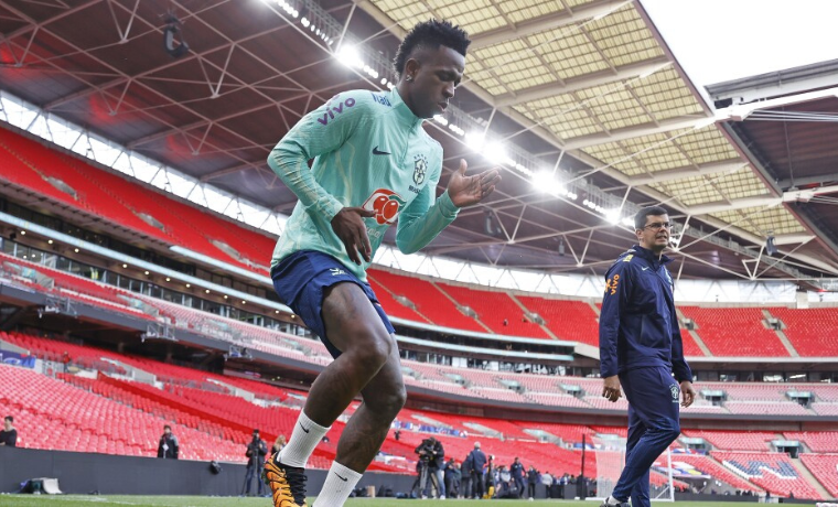 O técnico Dorival Júnior definiu a escalação da Seleção Brasileira para o amistoso contra a Inglaterra, marcando o início de seu