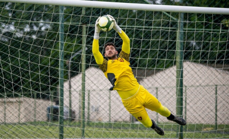 O Sport anuncia a renovação de contrato com o goleiro Caíque França até 2026, afastando especulações sobre uma possível