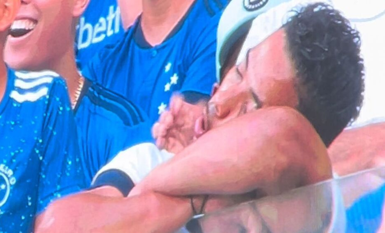 Renan Silva, torcedor fervoroso do Cruzeiro, acabou se tornando o centro das atenções no Mineirão ao adormecer durante o