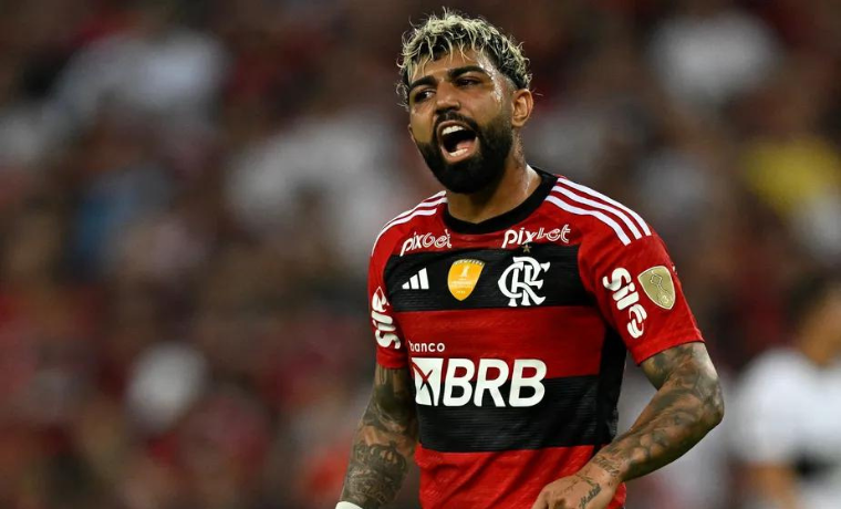 Nas imediações do Maracanã, torcedores apaixonados do Flamengo demonstraram seu apoio inabalável a Gabigol antes do
