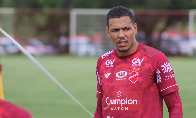 O Vasco da Gama firma um acordo promissor ao contratar o atacante Clayton, anteriormente no Vila Nova, em um negócio que