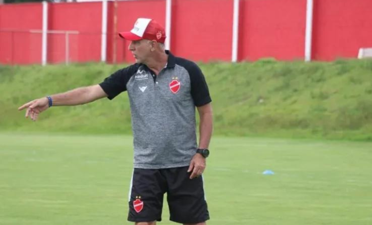 Após a demissão de Higo Magalhães, o Vila Nova busca um novo treinador e parece estar inclinado a trazer de volta um nome