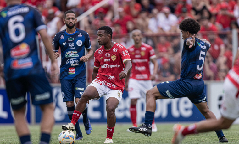 Em um confronto emocionante, o Vila Nova derrotou o Goianésia por 1 a 0, garantindo a vaga nas semifinais do Campeonato
