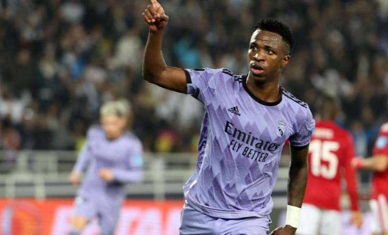 Vinicius Junior brilhou no Mestalla, marcando dois gols cruciais e erguendo a voz contra o racismo, em um ato de resistência e