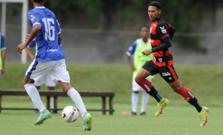 O Vitória acertou o empréstimo do talentoso lateral direito Braian Hugo, de 20 anos, ao Ipatinga. Saiba mais sobre essa